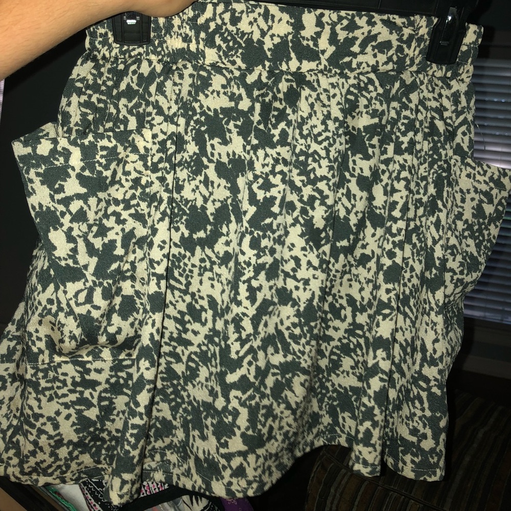 SKIRT COMFY AND HAS POCKETS